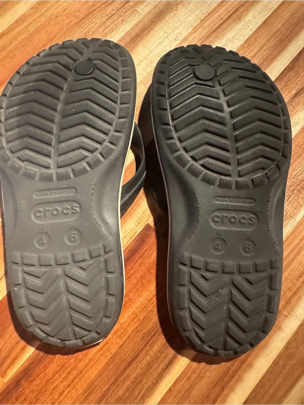 Mens croc slides size 4 women’s size 6